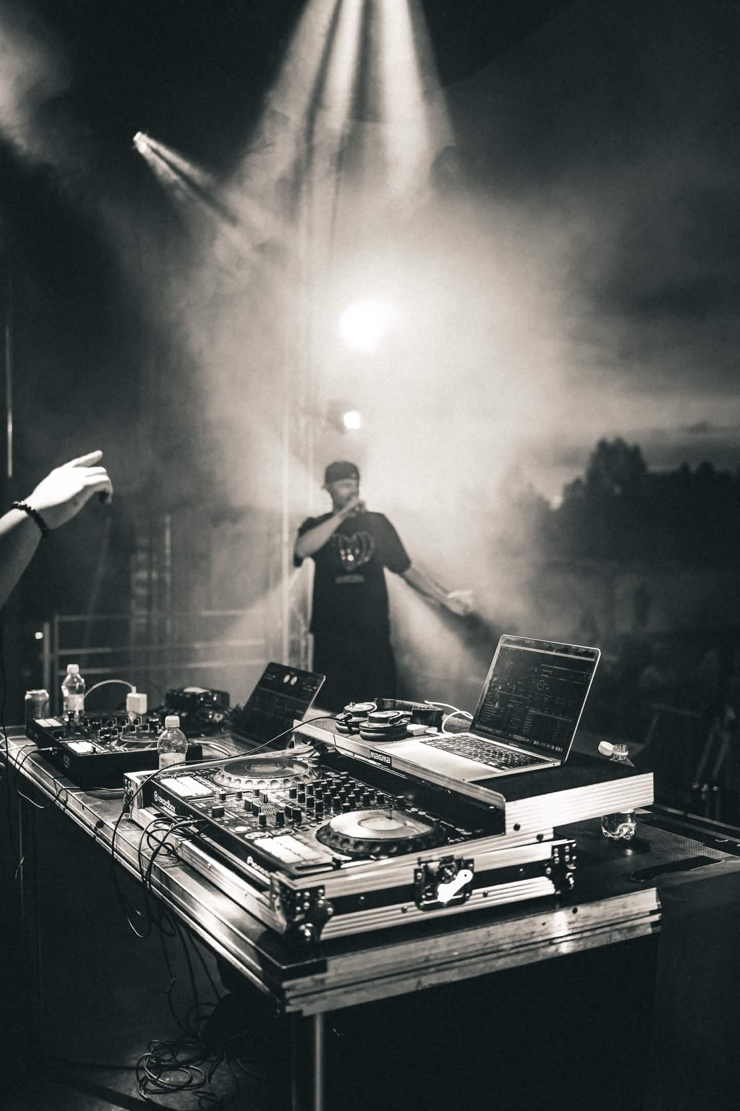 DJ-pöytä ja lavatunnelmaa.