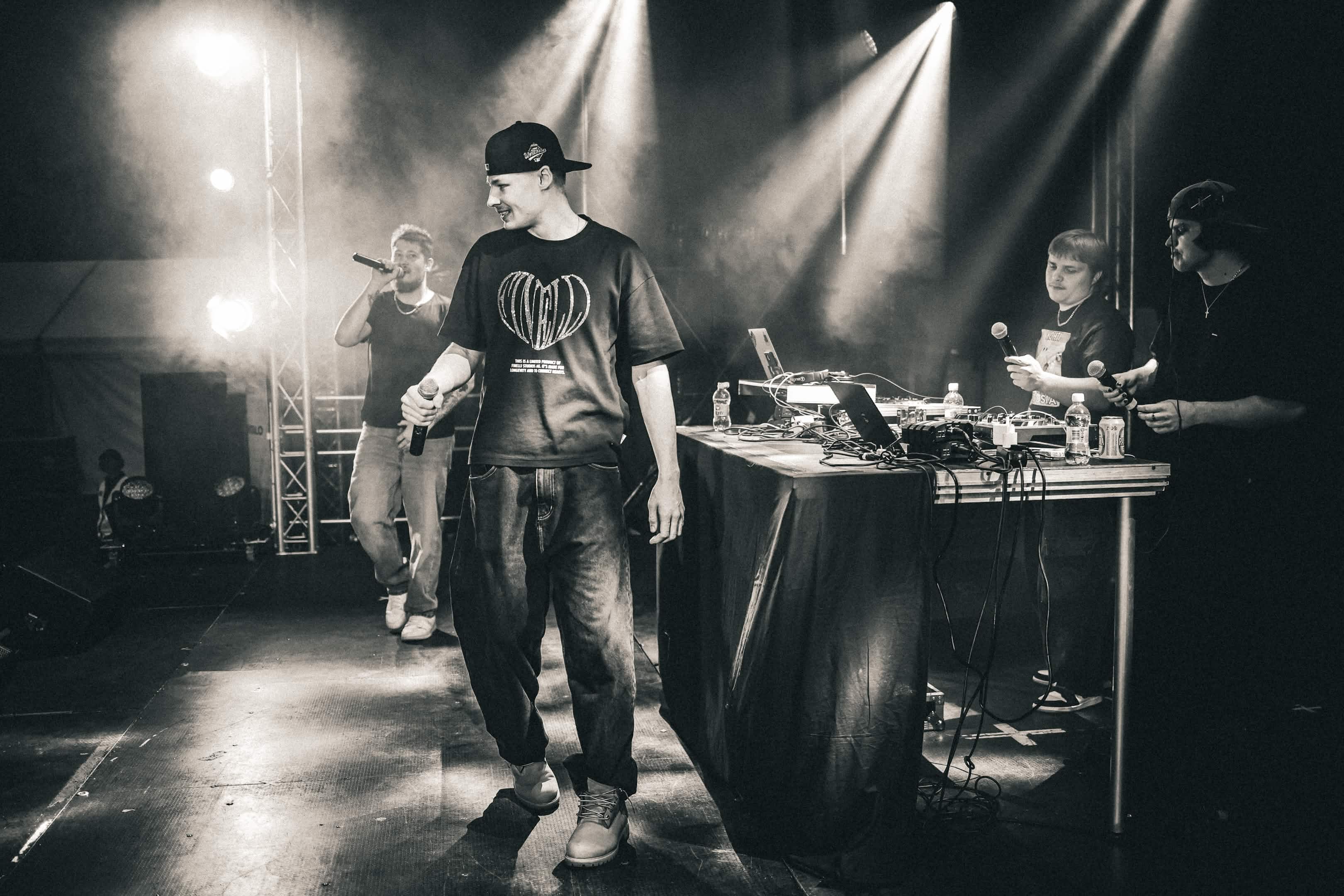 Agosto ja Capo lavalla yhdessä.