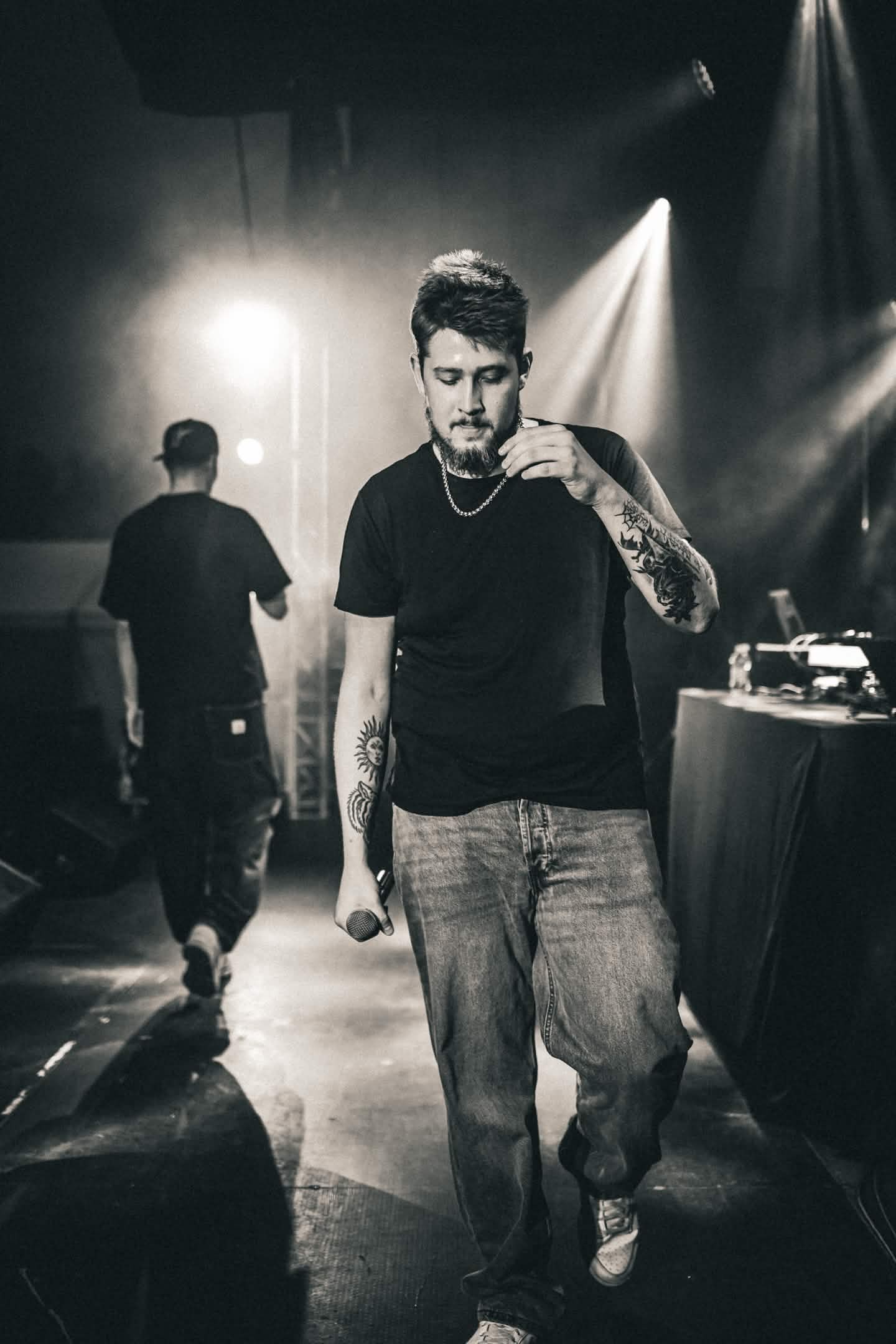 Artisti kävelee lavalla.