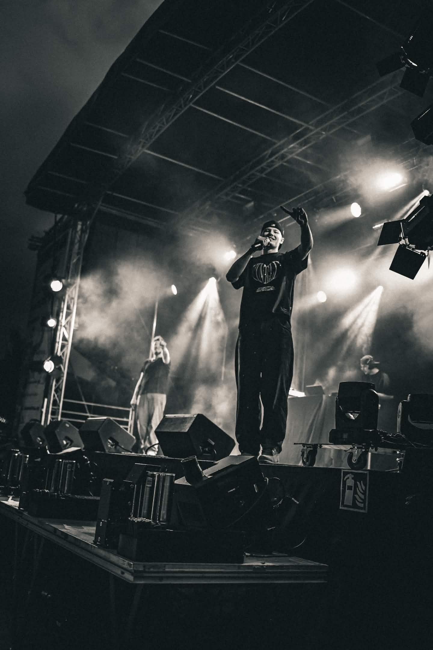 Artisti mikrofonin kanssa.