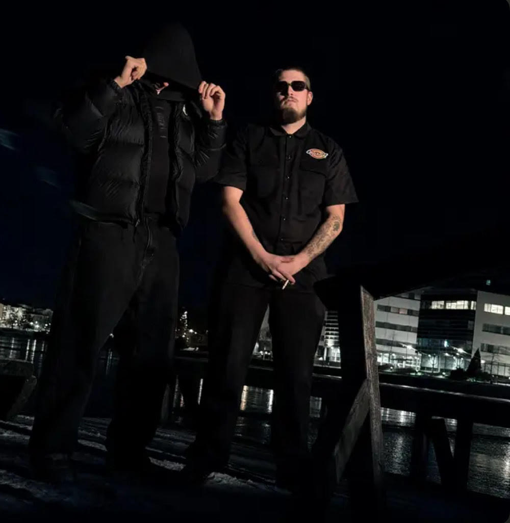 Agosto ja Capo yöllä kaupungissa.