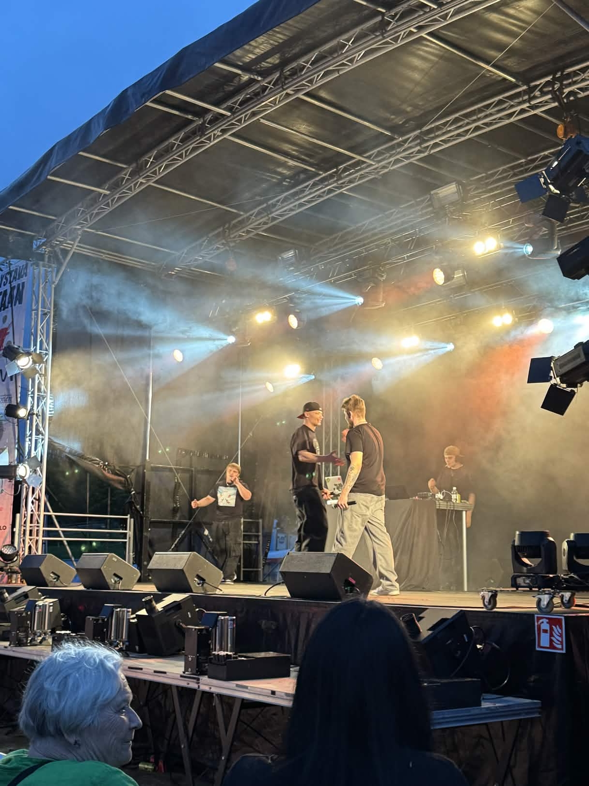 Agosto ja Capo yleisön edessä.